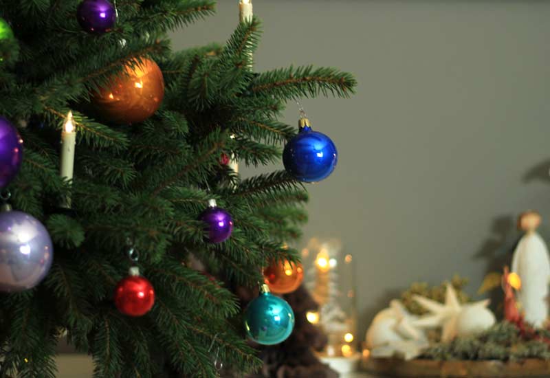 weihnachtsbaum-bunt-weihnachten-mokowo-beitragsbild
