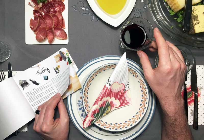 Wohnblog-Blick auf gedeckten Tisch mit Tischdekoration (Glas Wein und Teller)