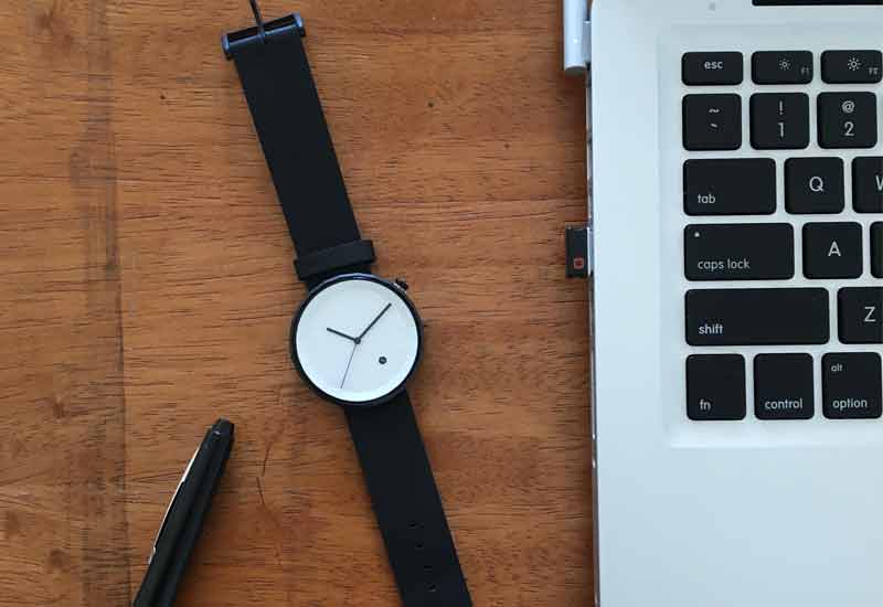 Bild mit Uhr, Stift und Macbook zum Blogbeitrag Auszeit nehmen
