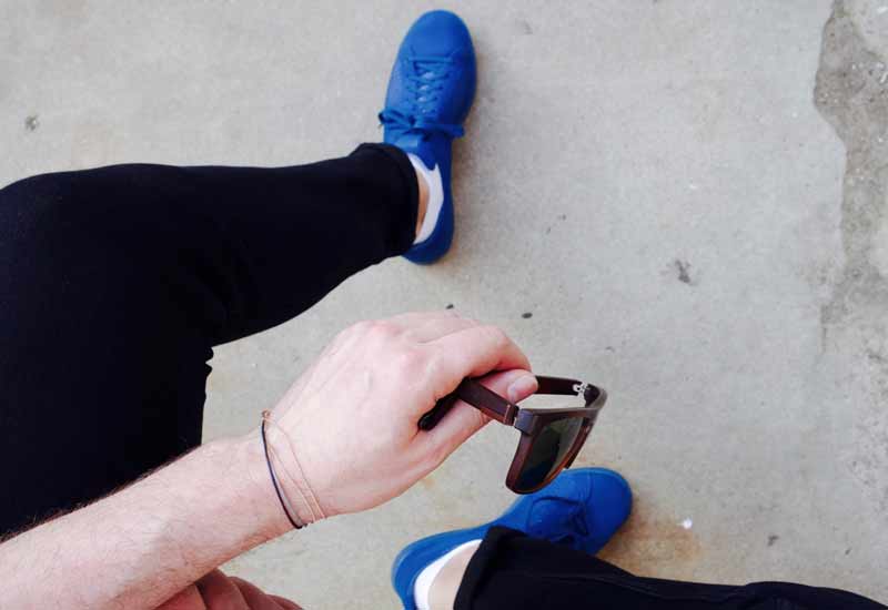 farbige sneakers kombinieren - sonnenbrille und blaue adidas stan smith sneaker - mokowo blog
