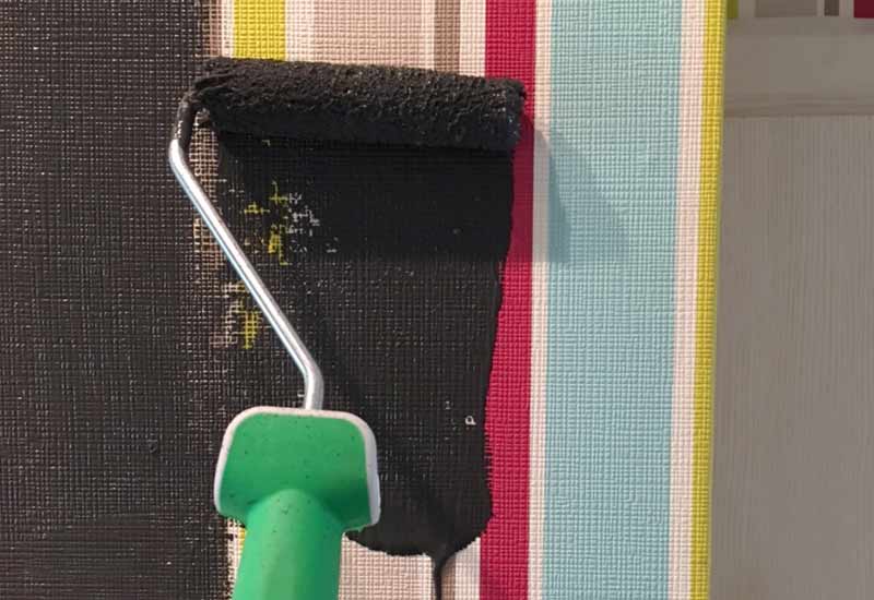 Bild mit Farbrolle - farbige Tapete überstreichen mit schwarzer Wandfarbe wohnblog
