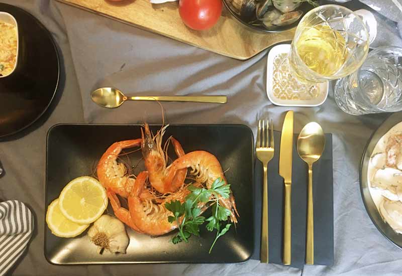 Rezept-Riesengarnelen-Bild von Tischdeko-Teller mit goldenen Besteck
