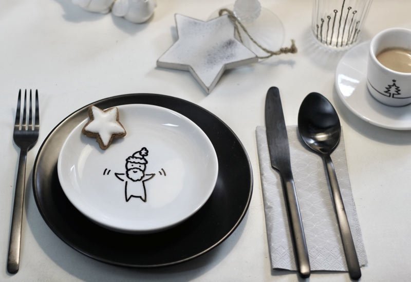Porzellan Teller bemalen mit Weihnachtsmotiv für eine persönliche Tischdeko